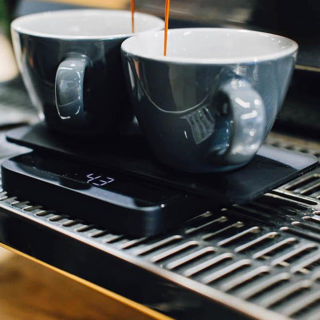 Acaia Lunar Wiegeplatte mit Cappuccinotassen