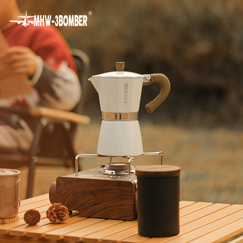 MHW-3BOMBER Moka Pot Espressokocher 300 ml weiß Outdoor auf Gaskocher