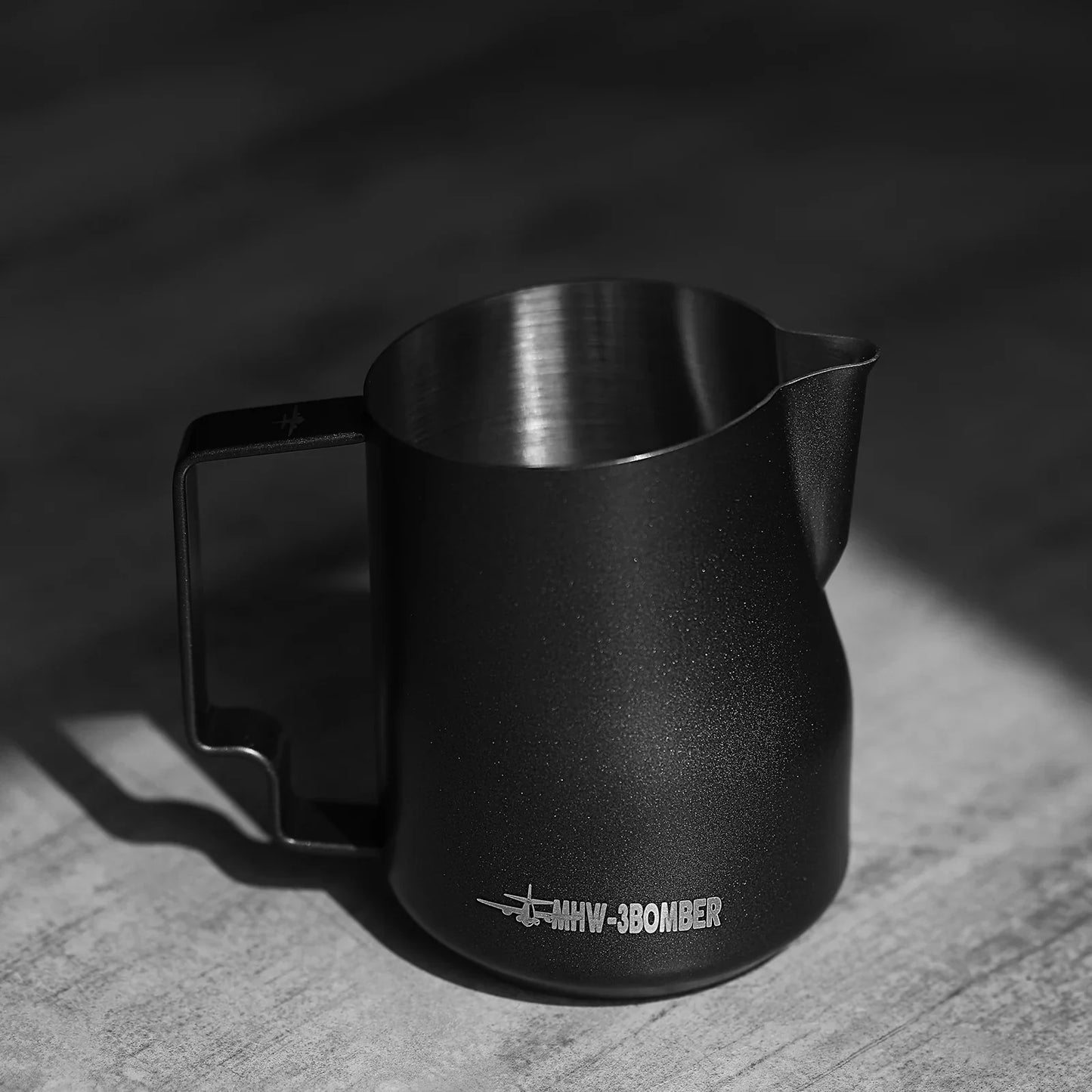 MHW-3BOMBER Turbo Milch Pitcher 350 ml matt schwarz auf Holzboden