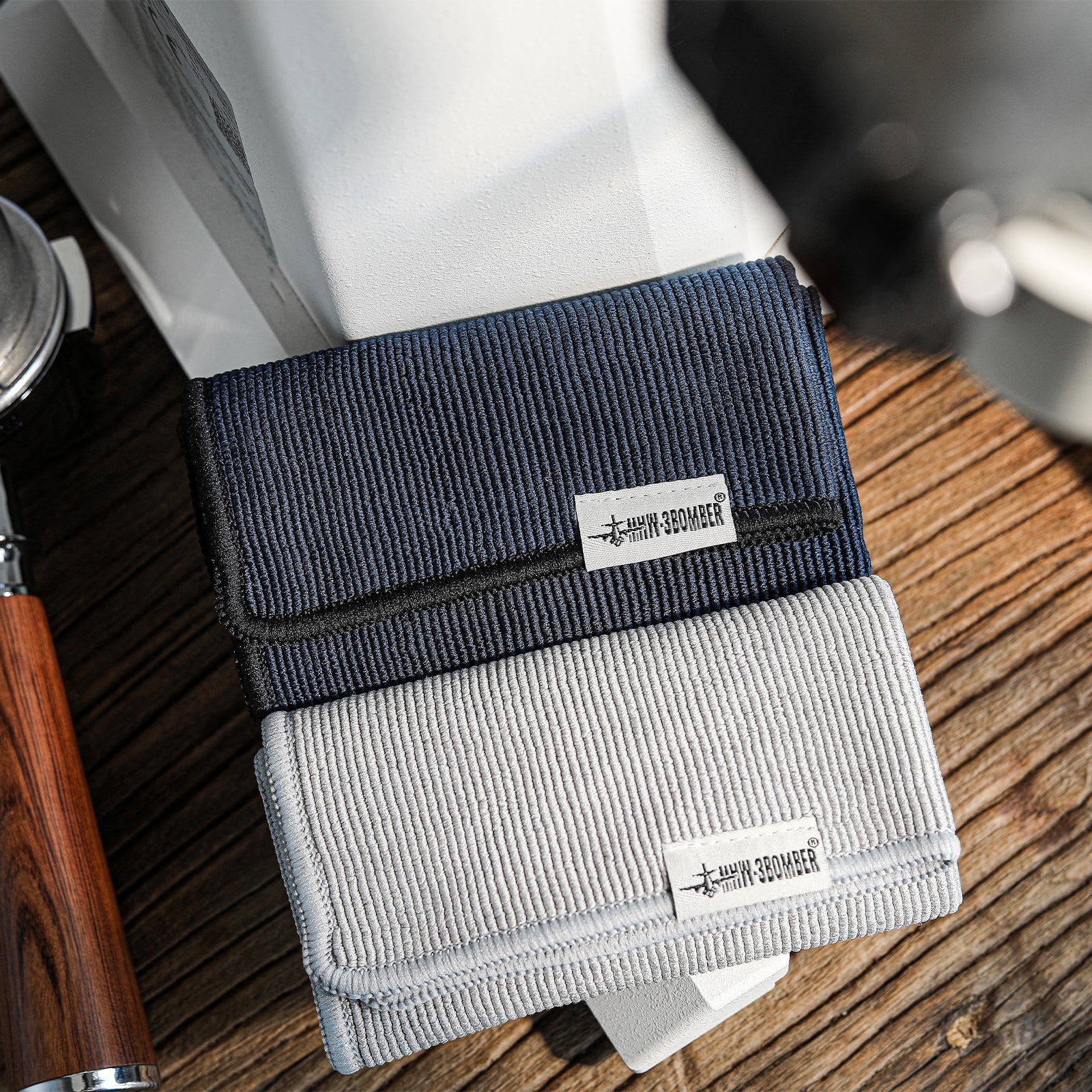 MHW-3BOMBER Square Towel 4er Set Barista Mikrofasertuch 28x28 cm Grau und Dunkelblau auf Arbeitsplatte