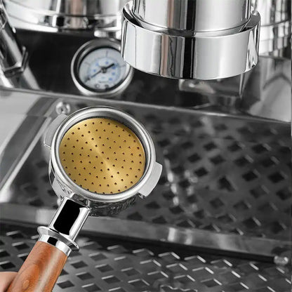 MHW-3BOMBER Espresso Puck Screen 58,5 mm Gold-Titan in Portafilter unter Siebträgermaschine