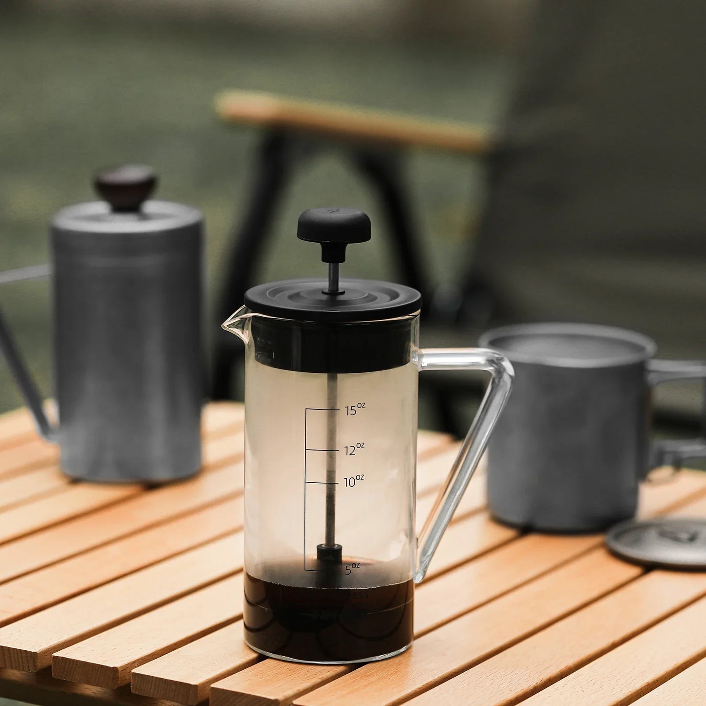 MHW-3BOMBER Gimme French Press 450 ml schwarz während der Zubereitung