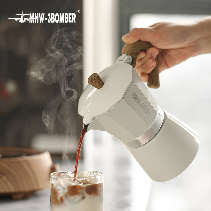 MHW-3BOMBER Moka Pot Espressokocher 300 ml weiß beim Eingießen