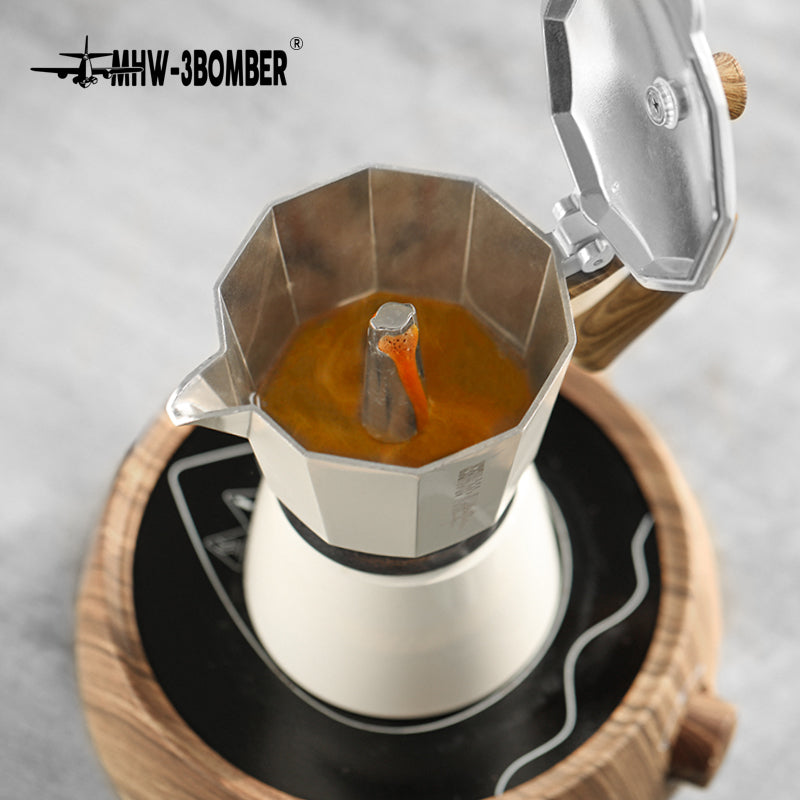 MHW-3BOMBER Moka Pot Espressokocher 300 ml weiß geöffneter Deckel mit Espresso