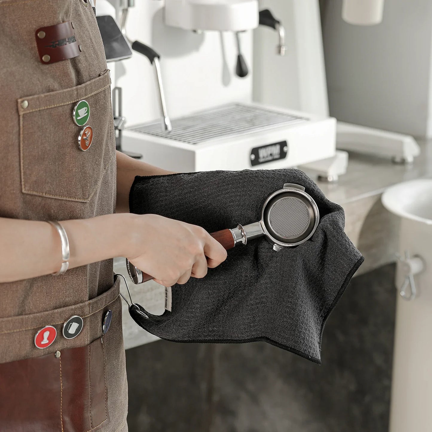 MHW-3BOMBER Hanging Ring Towel Barista Mikrofasertuch 30x25 cm schwarz mit Portafilter