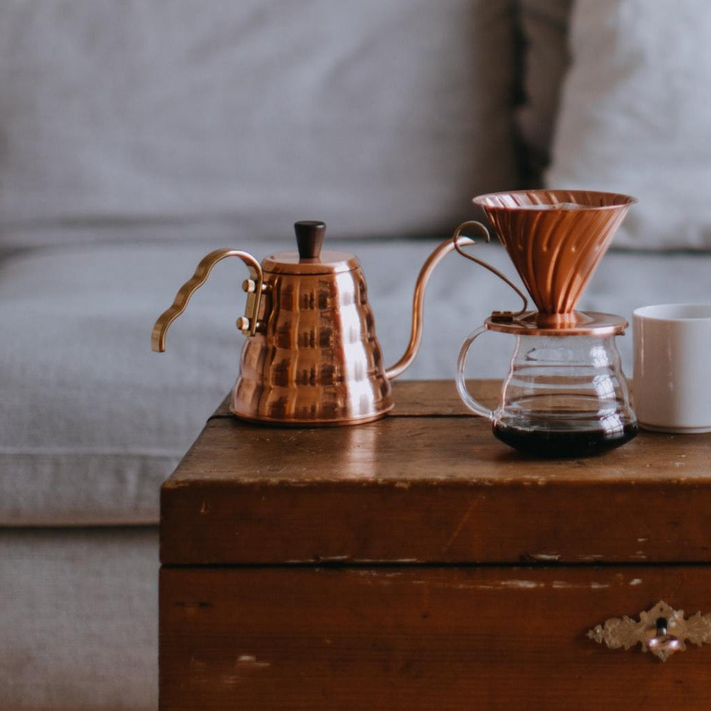 Hario Wasserkessel V60 Buono Drip Kettle Copper auf dem Tisch