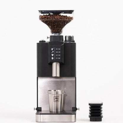 HeyCafé Jack Allround Grinder Elektrische Kaffeemühle schwarz mit Hopper und Blasebalg Aufsatz neben der Mühle