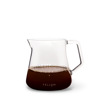 Fellow Kanne Mighty Small Glass Carafe Clear, mit Kaffee