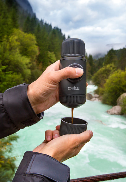 Wacaco Nanopresso tragbare Espressomaschine am Fluss