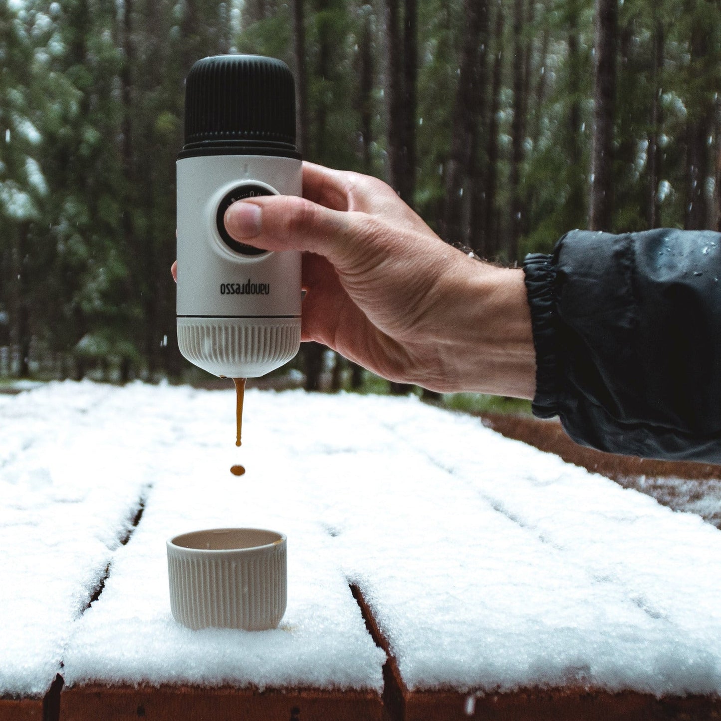 Wacaco Nanopresso tragbare Espressomaschine Zubereitung im Schnee