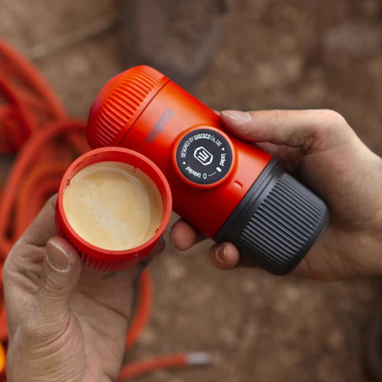 Wacaco Nanopresso tragbare Espressomaschine mit Schutzhülle in Lava Red