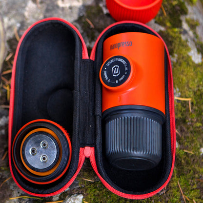 Wacaco Nanopresso tragbare Espressomaschine mit Schutzhülle in Lava Red