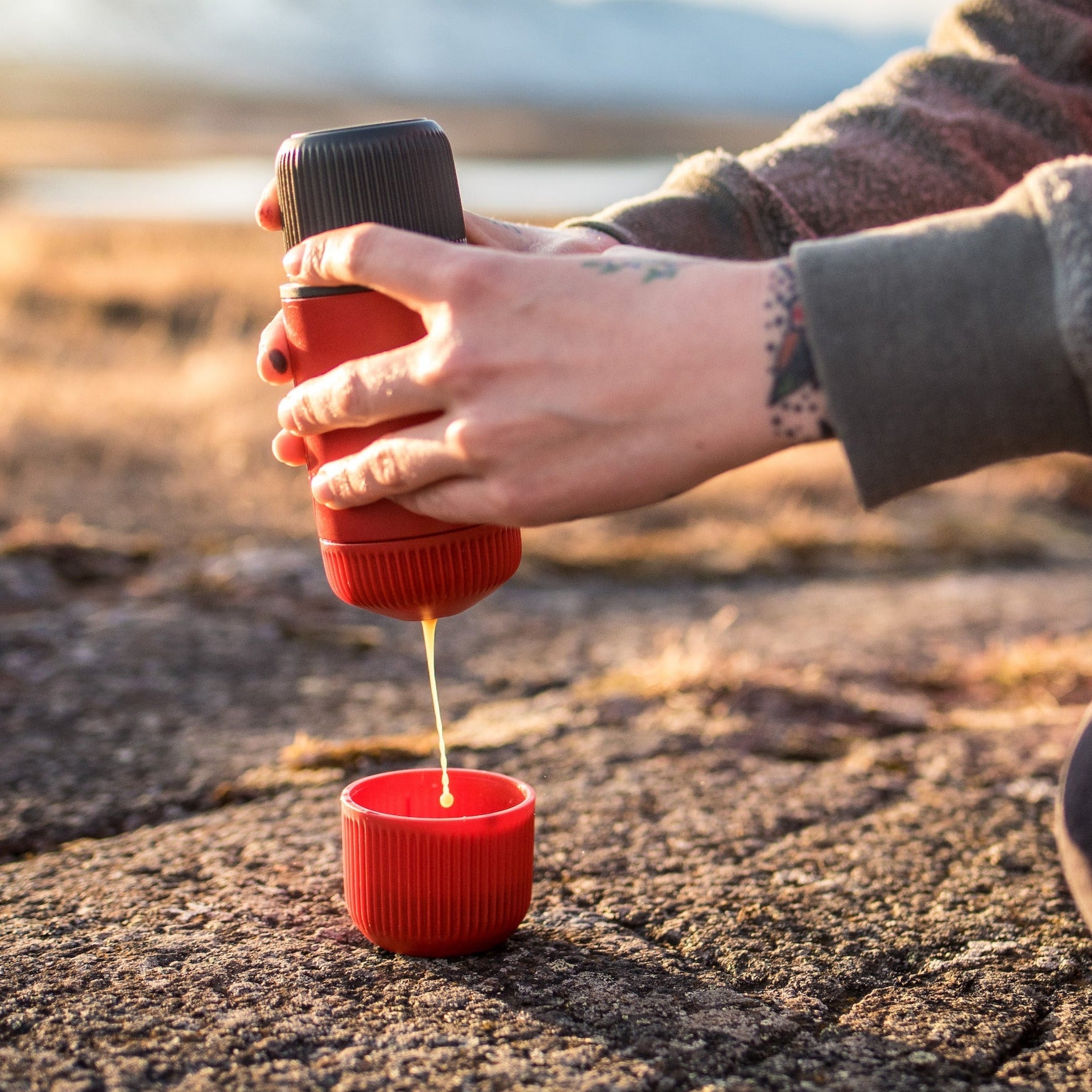 Wacaco Nanopresso tragbare Espressomaschine mit Schutzhülle in Lava Red