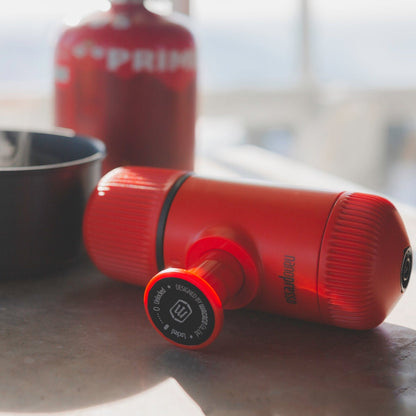 Wacaco Nanopresso tragbare Espressomaschine mit Schutzhülle in Lava Red