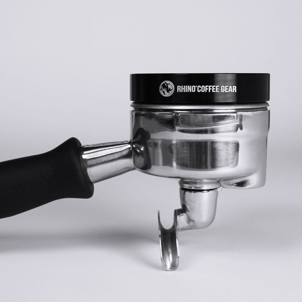 Rhinowares Espresso Dosing Funnel 58 mm auf Siebträger